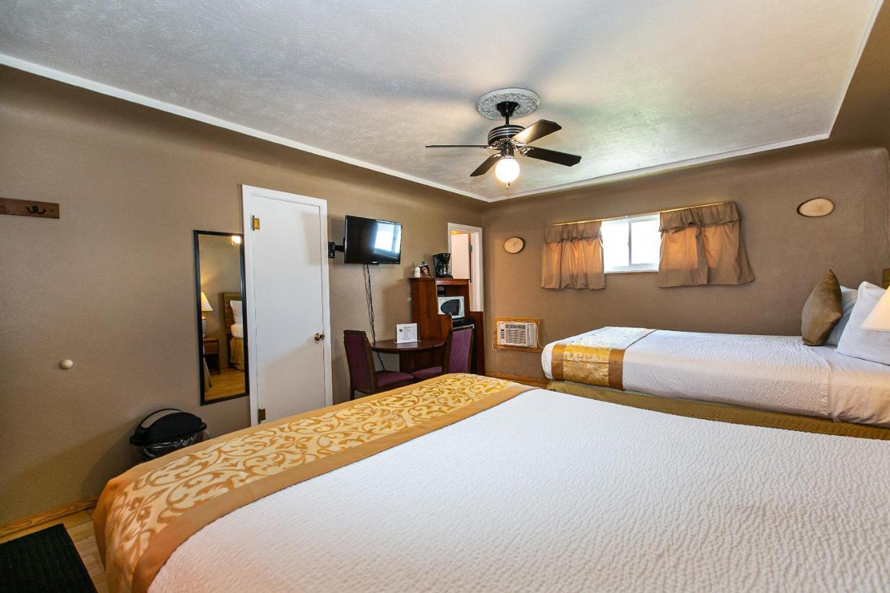 The Wisconsin Wood Inn Dickeyville Esterno foto