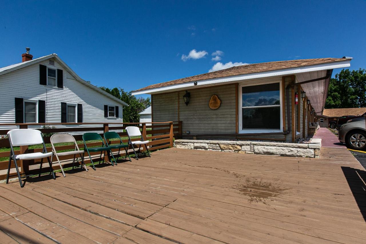 The Wisconsin Wood Inn Dickeyville Esterno foto