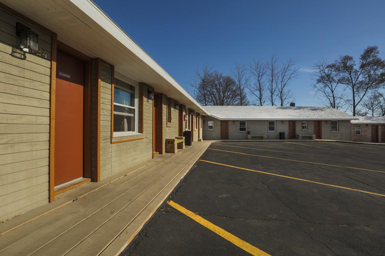 The Wisconsin Wood Inn Dickeyville Esterno foto